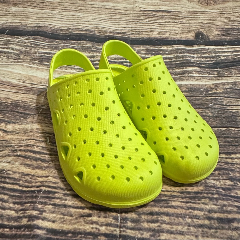 Totes Kids Splash and Play Clog size 9-10
